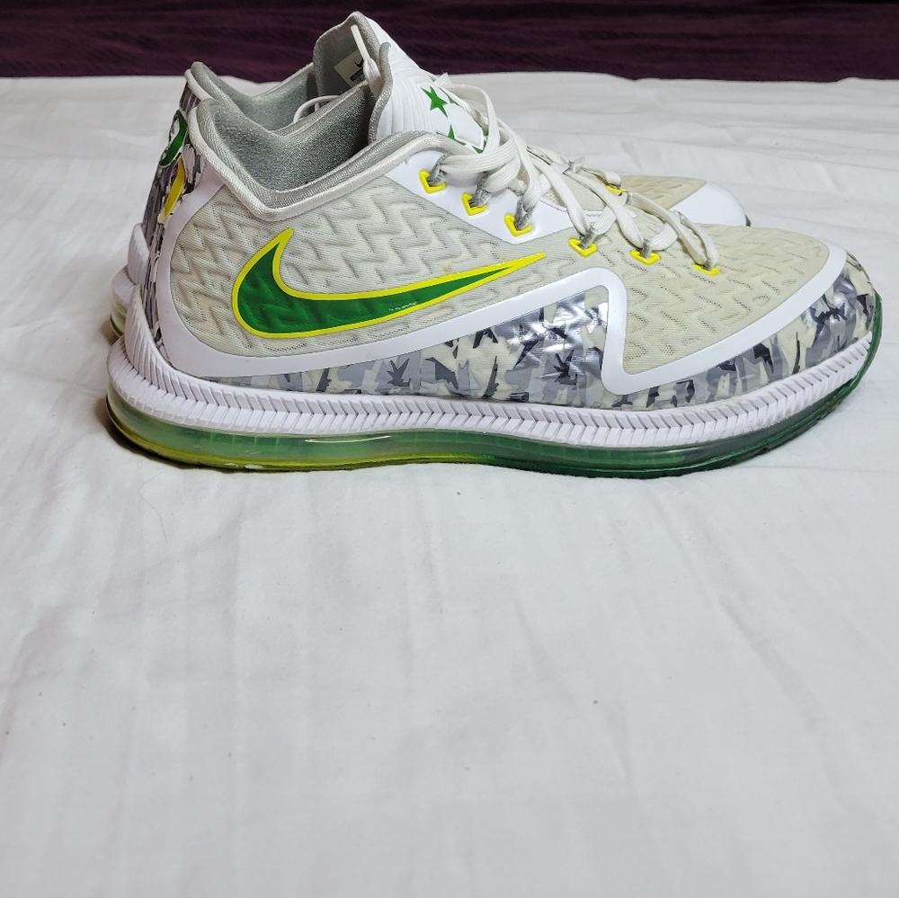 Nike Field General 2 "Oregon Ducks" 749310-137 Mens Size 9 - Excellent Condition